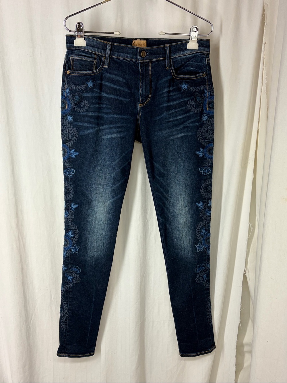 Driftwood 28 6 EMBROIDERED Marilyn Jeans Blue Tonal Embroidery
